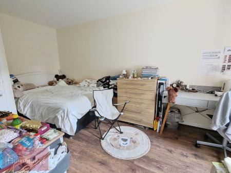 4 bedroom Flat to let in Aviation Avenue, Hatfield, AL10