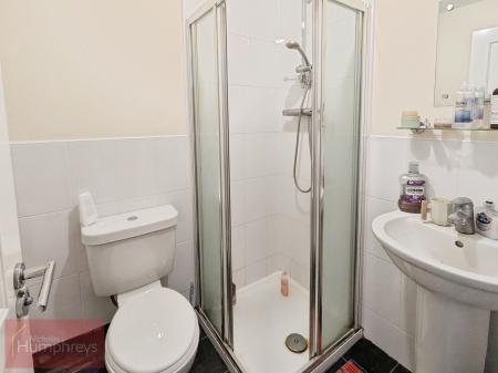 4 bedroom Flat to let in Aviation Avenue, Hatfield, AL10