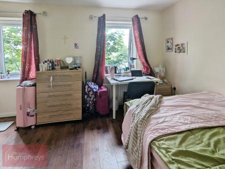 4 bedroom Flat to let in Aviation Avenue, Hatfield, AL10