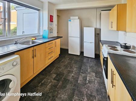 5 bedroom Terraced House to let in Martin Close, Hatfield, AL10