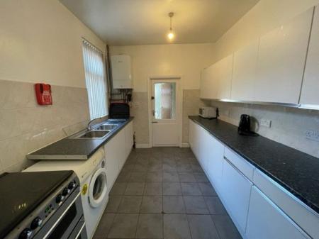 6 bedroom Property to let in Westcotes Drive, Leicester