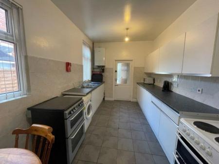 6 bedroom Property to let in Westcotes Drive, Leicester