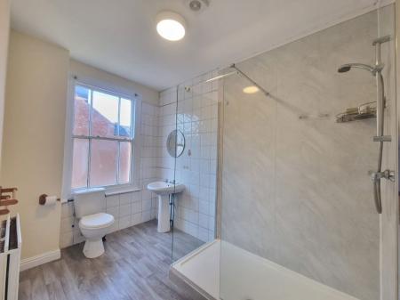 4 bedroom Property to let in Avenue Road Extension, Leicester