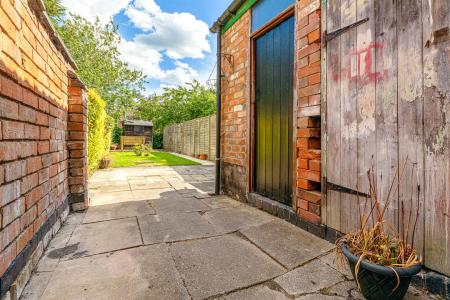 2 bedroom Terraced House for sale in Avenue Road Extension, Leicester