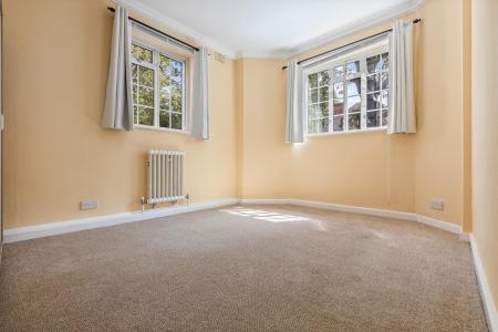 2 bedroom Flat for sale in Stoneygate Court, Leicester