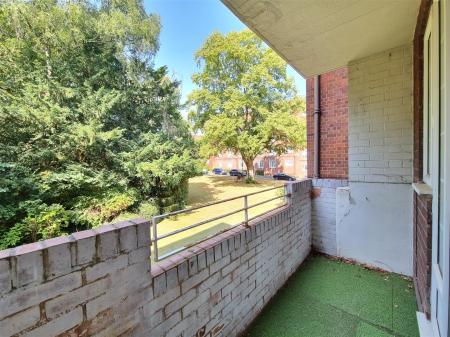 2 bedroom Flat for sale in Stoneygate Court, Leicester