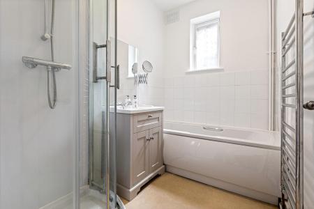 2 bedroom Flat for sale in Stoneygate Court, Leicester