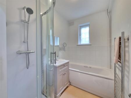2 bedroom Flat for sale in Stoneygate Court, Leicester