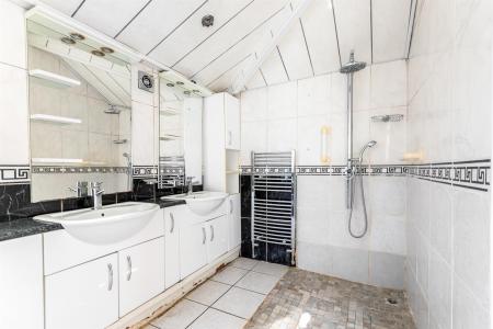 4 bedroom Detached house for sale in Welford Road, Leicester