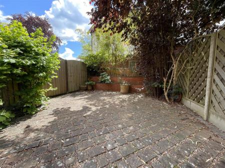 4 bedroom Terraced House for sale in Knighton Road, Leicester