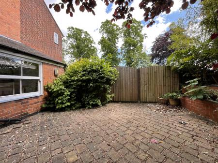 4 bedroom Terraced House for sale in Knighton Road, Leicester