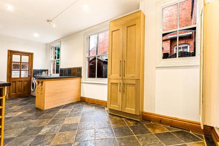 4 bedroom Terraced House for sale in Knighton Road, Leicester