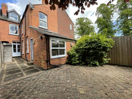 4 bedroom Terraced House for sale in Knighton Road, Leicester
