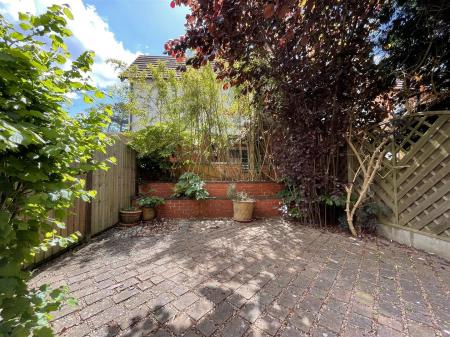 4 bedroom Terraced House for sale in Knighton Road, Leicester