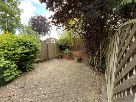 4 bedroom Terraced House for sale in Knighton Road, Leicester