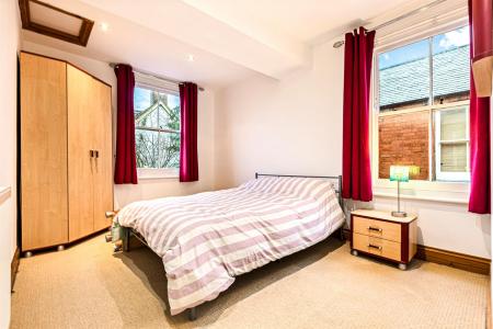 4 bedroom Terraced House for sale in Knighton Road, Leicester