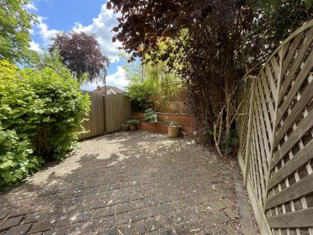 4 bedroom Terraced House for sale in Knighton Road, Leicester