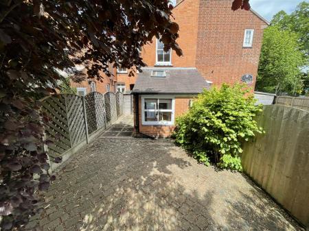 4 bedroom Terraced House for sale in Knighton Road, Leicester