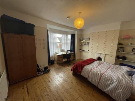 4 bedroom Terraced House for sale in Lorne Road, Clarendon Park, Leicester