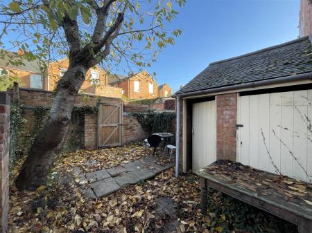 4 bedroom Terraced House for sale in Lorne Road, Clarendon Park, Leicester