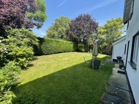 4 bedroom Detached house for sale in Carisbrooke Park, Leicester