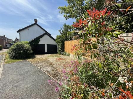 4 bedroom Detached house for sale in Carisbrooke Park, Leicester