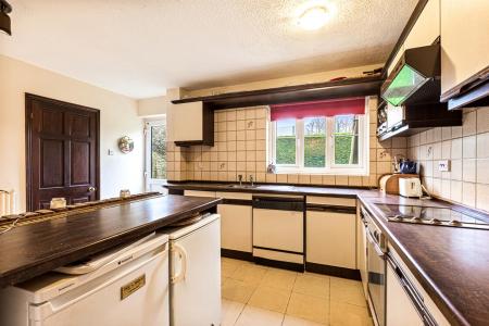 4 bedroom Detached house for sale in Carisbrooke Park, Leicester