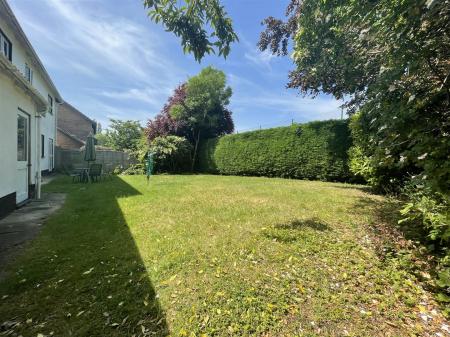 4 bedroom Detached house for sale in Carisbrooke Park, Leicester