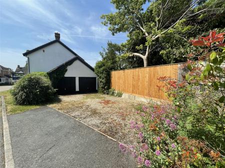 4 bedroom Detached house for sale in Carisbrooke Park, Leicester