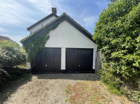 4 bedroom Detached house for sale in Carisbrooke Park, Leicester