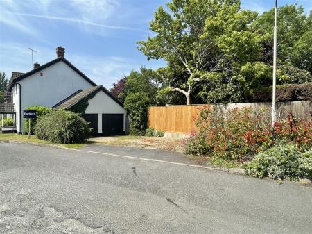 4 bedroom Detached house for sale in Carisbrooke Park, Leicester