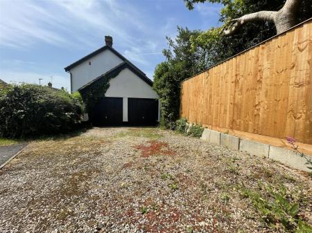 4 bedroom Detached house for sale in Carisbrooke Park, Leicester
