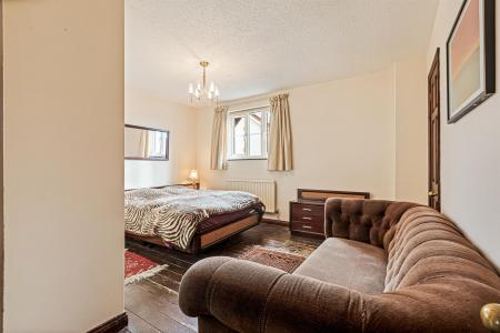 4 bedroom Detached house for sale in Carisbrooke Park, Leicester