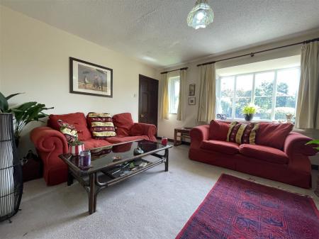 4 bedroom Detached house for sale in Carisbrooke Park, Leicester