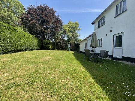 4 bedroom Detached house for sale in Carisbrooke Park, Leicester