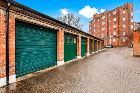 2 bedroom Apartment for sale in Stoneygate Court, Leicester