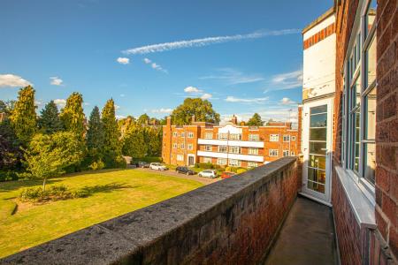 2 bedroom Apartment for sale in Knighton Park Road, Leicester
