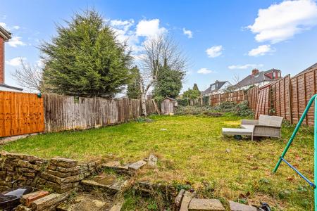 4 bedroom Semi-detached house for sale in Kingsway Road, Leicester