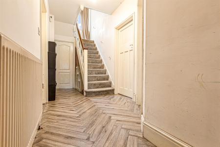 4 bedroom Semi-detached house for sale in Kingsway Road, Leicester