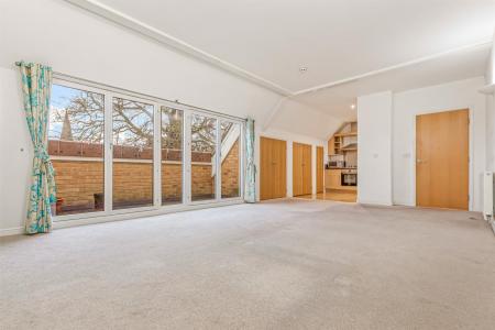 2 bedroom Apartment for sale in Hermitage Court, Honeywell Close, Oadby, Leicester