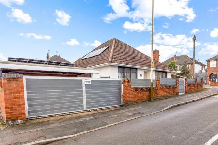 3 bedroom Bungalow for sale in Winders Way, Aylestone, Leicester