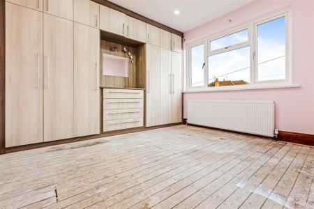 5 bedroom Semi-detached house for sale in Northdene Road, Leicester