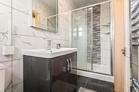 5 bedroom Semi-detached house for sale in Northdene Road, Leicester