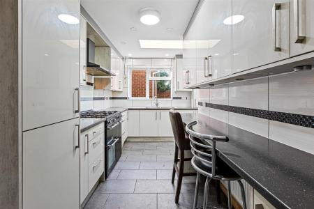 5 bedroom Semi-detached house for sale in Northdene Road, Leicester