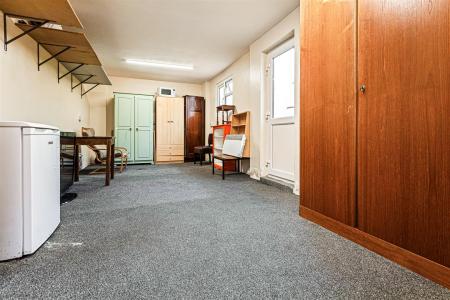 5 bedroom Semi-detached house for sale in Northdene Road, Leicester