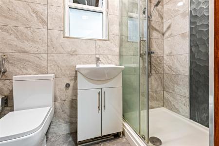 5 bedroom Semi-detached house for sale in Northdene Road, Leicester