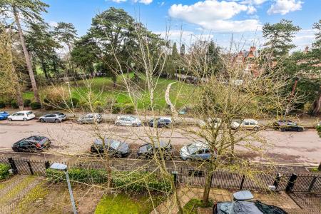 2 bedroom Flat for sale in Knighton Park Road, Leicester