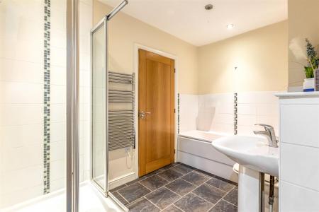 2 bedroom Flat for sale in Knighton Park Road, Leicester