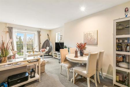 2 bedroom Flat for sale in Knighton Park Road, Leicester