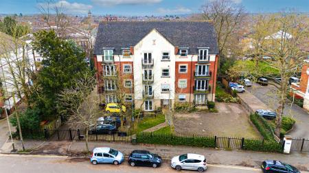 2 bedroom Flat for sale in Knighton Park Road, Leicester